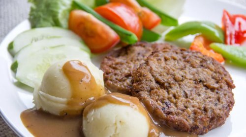 Kotletlərin yumşaq və şirəli alınması üçün qiyməyə nə əlavə etmək lazımdır?