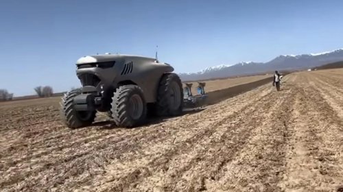 Çində sürücüsüz traktorlar tarlaları becərir, yolları isə pilotsuz texnika çəkir - VİDEO