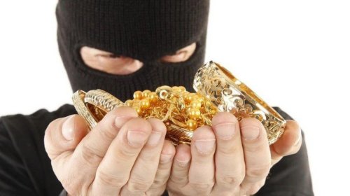 
Çoxmərtəbəli binanın zirzəmisində gizlədilən qızılları divarı dağıdaraq taladı
