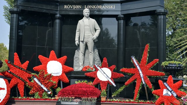 Rövşən Lənkəranskinin anası yardım payladı (Video)