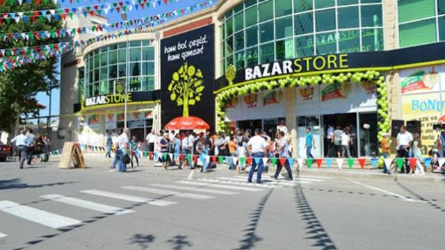 “Bazarstore”da bədbəxt hadisə - Gənc qız liftin şaxtasına düşdü