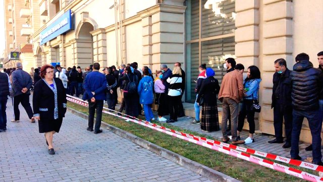 190 manata görə bankların önündə ajiotaj (FOTO)
