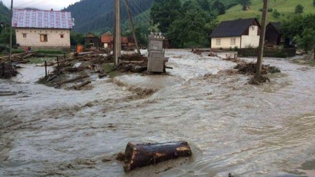 Sel İsmayıllıda yolu bağladı, yüzlərlə avtomobil yolda qaldı