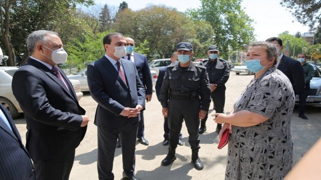 İcra başçısı sosial məsafəni belə yoxladı - Polislə birgə reyd  (FOTOLAR)