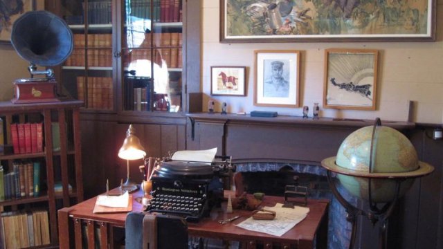 Yazıçı və şairlərin karantin günləri: filmə baxanlar, kitab yazanlar, yeni ssenari işləyənlər…