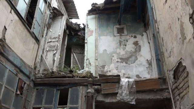 Bakıda yeni tikilinin divarı uçdu, üç ailə evsiz qaldı (VİDEO)