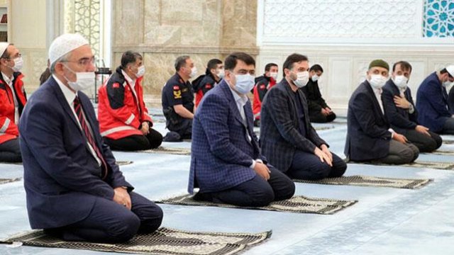 Türkiyədə ilk dəfə bayram namazı belə qılındı (FOTO)
