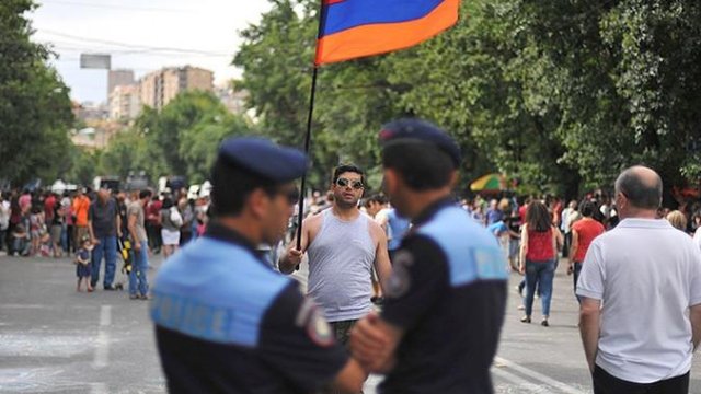 Yerevanda polislə vətəndaşlar arasında dava düşdü