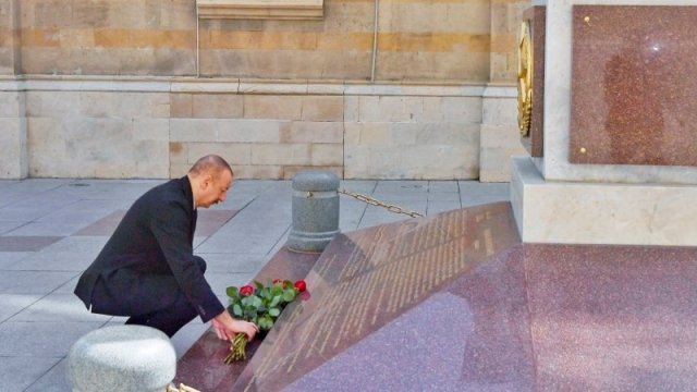 İlham Əliyev İstiqlal abidəsini ziyarət etdi (FOTO)