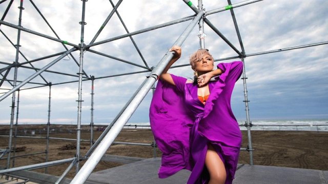 Əməkdar artist yeni obrazı ilə göz qamaşdırdı (FOTO)