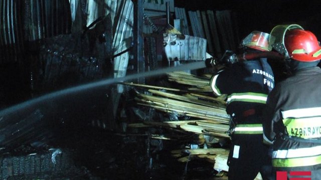 Bakıda “Taxta bazarı”nda yanğın (FOTO)