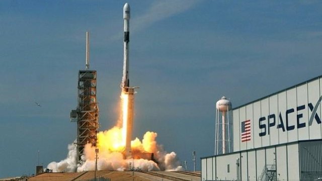 İlk dəfə özəl şirkət vasitəsilə kosmosa insan göndərildi (VİDEO)