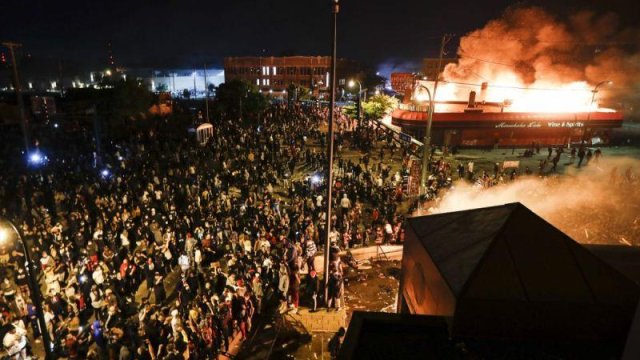 ABŞ-ın 25 şəhərində komendant saatı elan olundu