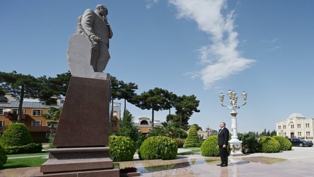 İlham Əliyev Ağcabədidə taxıl biçinində (FOTO)