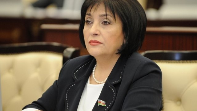 Parlamentin iclası başladı - Sahibə Qafarova Prezidenti nümunə göstərdi