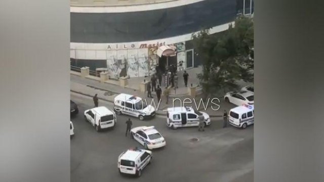 Bakıda polis maşınları marketi mühasirəyə aldı - VİDEO