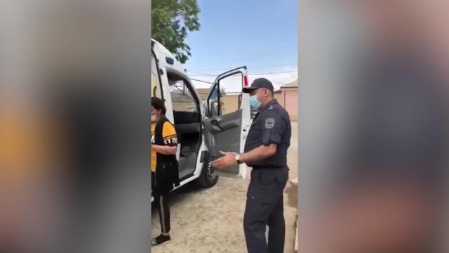 Bakıda polis səhhətində problem olan şəxsə kömək etdi - VİDEO