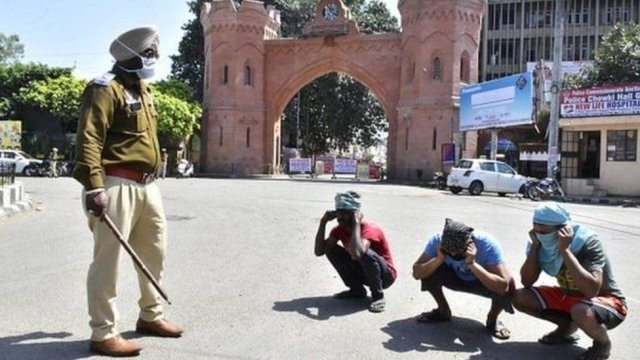 Ən ilginc karantin cəzaları: Qamçı, güllələnmə, həbs, milyonluq cərimə...