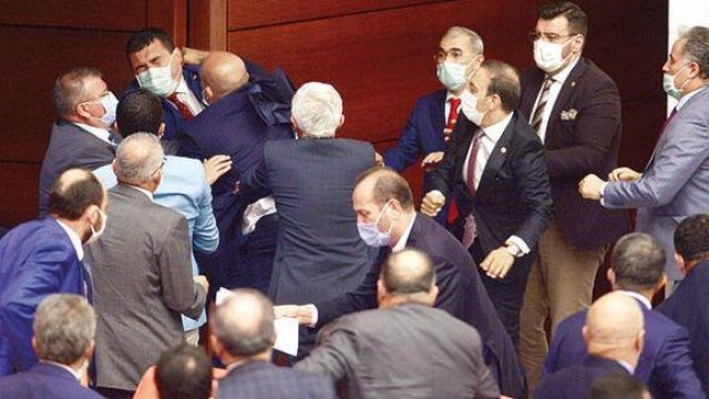 Türkiyə parlamentində əlbəyaxa dava - VİDEO