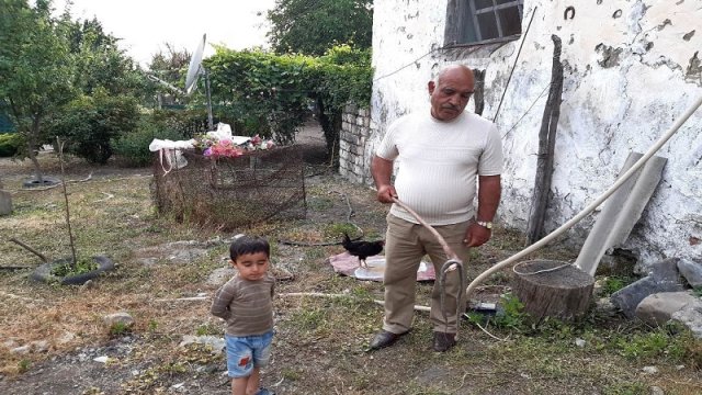 Məcburi köçkünlərin evlərini zəhərli ilanlar basdı (FOTO)