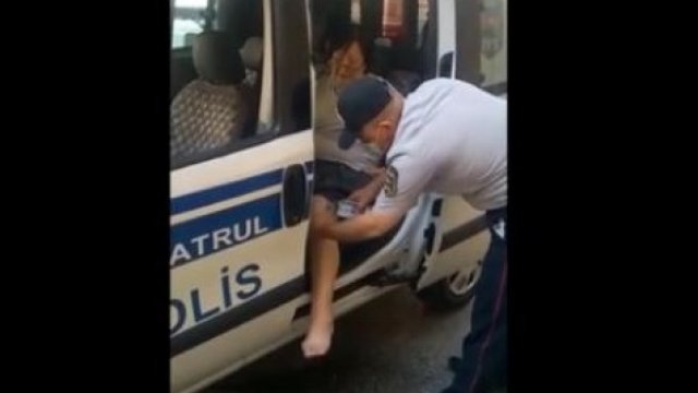 Bakıda polis yıxılan yaşlı qadının ayaqlarını yudu - VİDEO