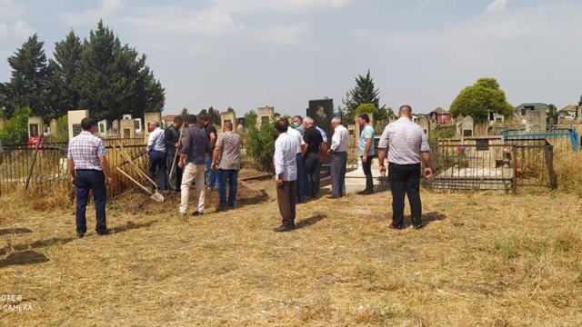 Teymur Mustafayevin dəfnində karantin qaydaları pozuldu - VİDEO