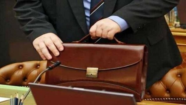 4 məktəb direktoru işdən çıxarıldı 