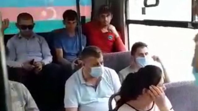 Polis mülki geyimdə avtobusları yoxladı, maska taxmayanları cərimələdi - FOTO