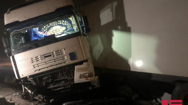 Bakı-Sumqayıt şossesində yük avtomobili qəza törədib, xəsarət alan var - FOTO