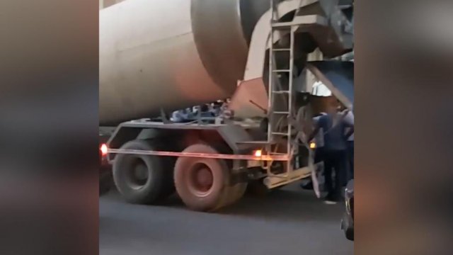 Abşeronda ağır qəza: Betonqarışdıran maşın qadının üstündən keçdi - VİDEO