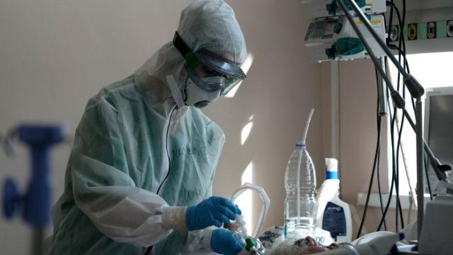 Bakıda tibb bacısı həkimlər üçün mahnı oxudu - VİDEO