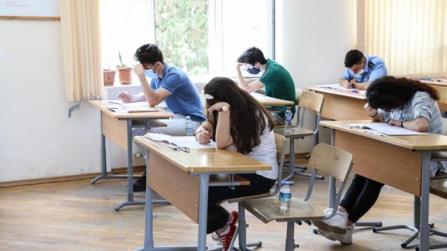 Bu gün 24 mindən çox şagird buraxılış imtahanı verəcək