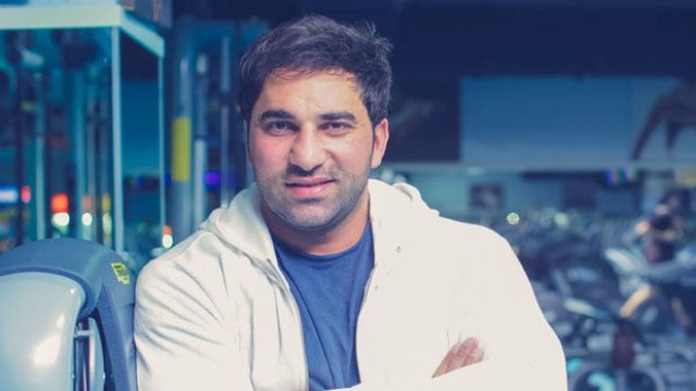 Kamil Zeynallı polislərin yanında yumruq davasına çıxdı (VİDEO)