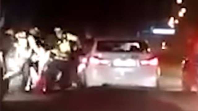 Sürücünü təpikləyən polislərlə bağlı araşdırma başlanıldı - VİDEO