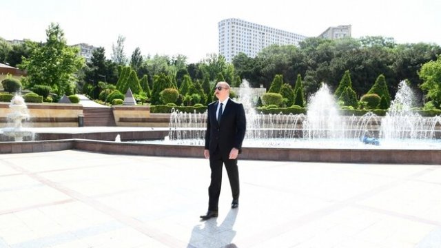 İlham Əliyev Bakıda yerüstü piyada keçidinin açılışında - Yenilənib (FOTO)