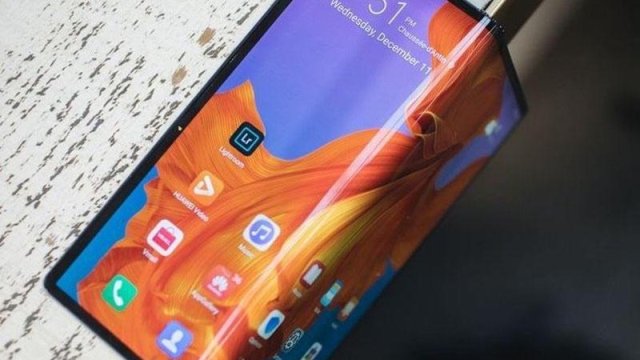 Huawei şirkəti 2 ekrana sahib yeni smartfonun patentini alıb