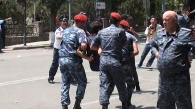 Ermənistan polisi maska taxmayan vətəndaşı yerdə sürüdü - VİDEO