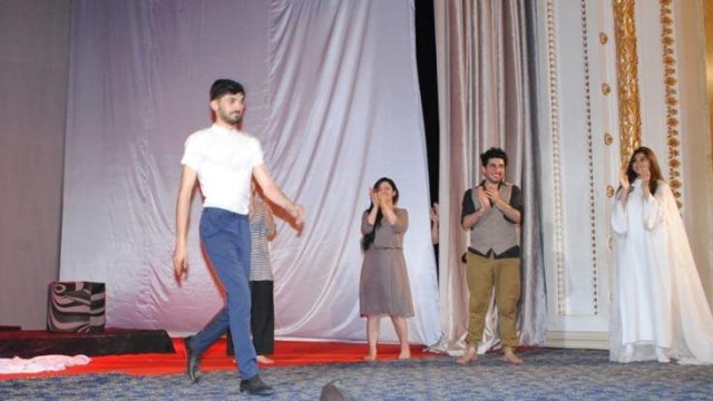 Karantində fəhləlik edən teatr direktoru