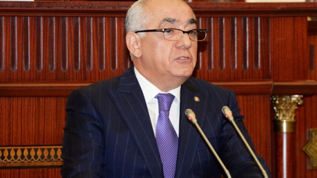 Baş nazir sərt karantinlə bağlı qərarı təsdiqlədi