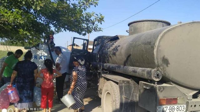 Millət vəkili maşınlarla su göndərir...