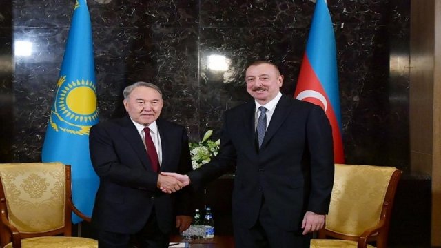 İlham Əliyev Nazarbayevə zəng etdi