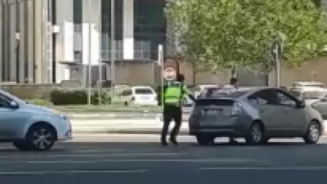 Bakıda yol polisləri sürücüyə belə kömək etdi - VİDEO