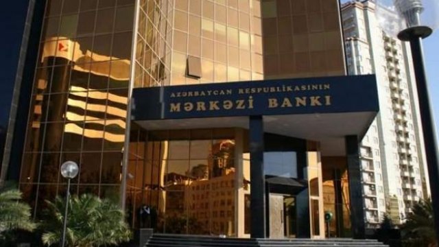 Bağlanan bankların əmanətçiləri pullarını tələb edir - Etiraz aksiyası (VİDEO)