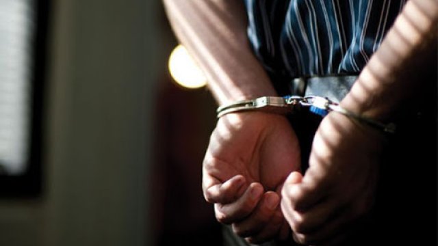 Karantində istirahətə gedərkən polis forması geyindi, həbs edildi