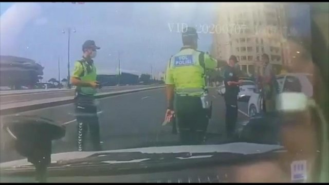 Bakıda YPX əməkdaşları ilə icazəsi ləğv edilən taksi sürücüsü arasında mübahisə - VİDEO