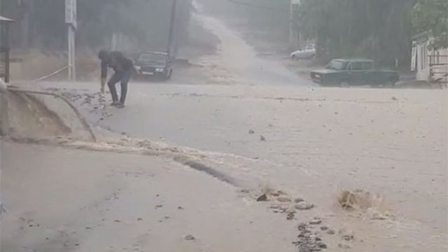 Güclü sel Şamaxını bu hala saldı - VİDEO