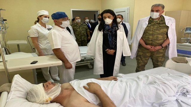 Ombudsman yaralı hərbçilərə baş çəkdi - FOTO