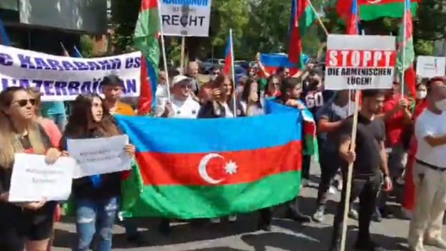 Almaniyada yaşayan azərbaycanlılar ayağa qalxdı - VİDEO