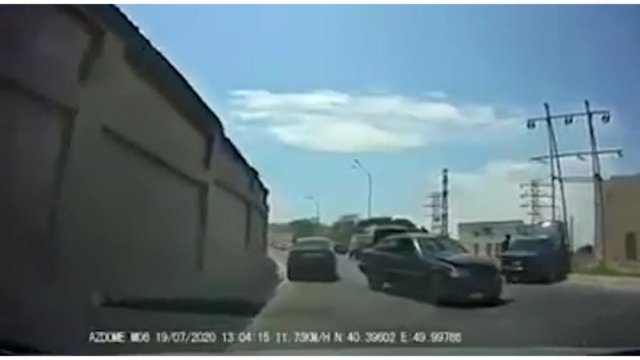 Bakıda əks yola çıxan sürücü ağır qəzaya səbəb oldu – VİDEO
