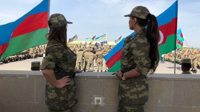 Kim hərbi forma geyinə bilər: şou-biznes əhli və sair?xa0